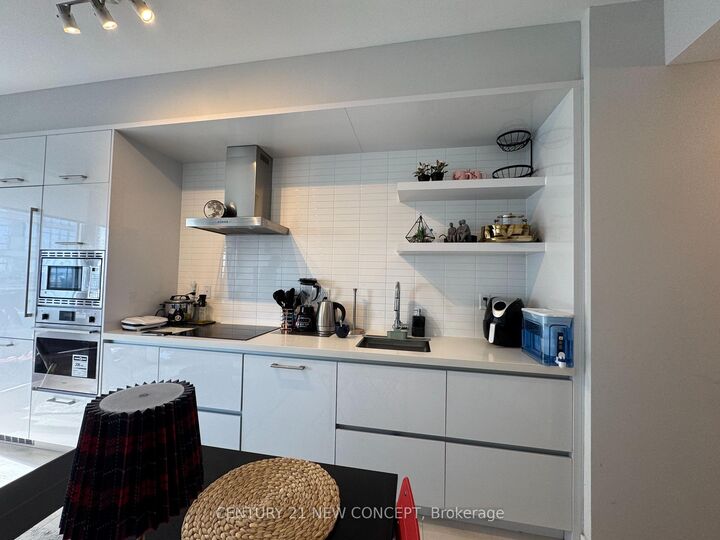 Property Photo:  2221 Yonge Street 4206  ON M4S 0B8 