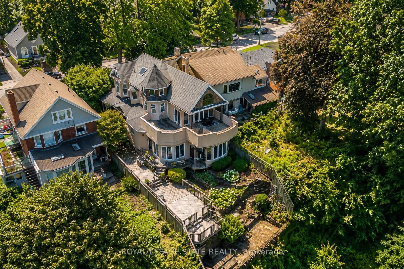 Property Photo: 91 Mountain Park Avenue ON L9A 1A1