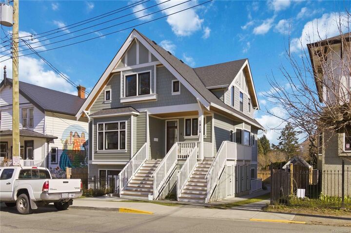 Property Photo:  1915 Fernwood Rd 3  BC V8T 2Y6 