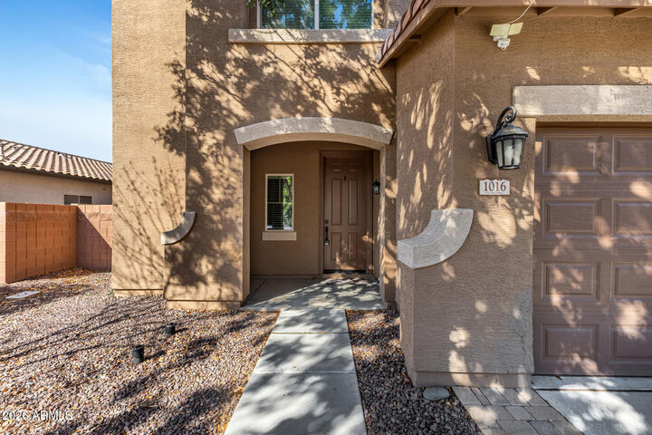 Property Photo:  1016 W Basswood Avenue  AZ 85140 