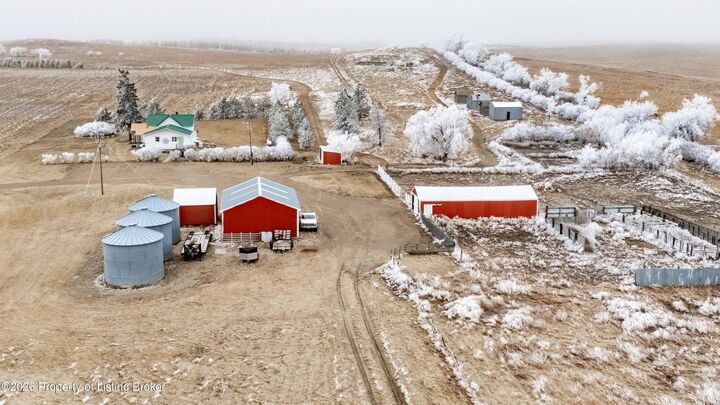 Property Photo:  105 7th Street NW  ND 58639 