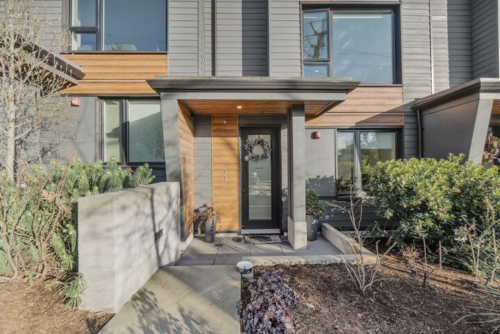 Property Photo: 528 E 2nd Street 11 BC V7L 0G8