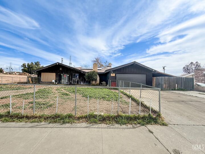 Property Photo:  1129 Greenwood Drive  CA 93306 