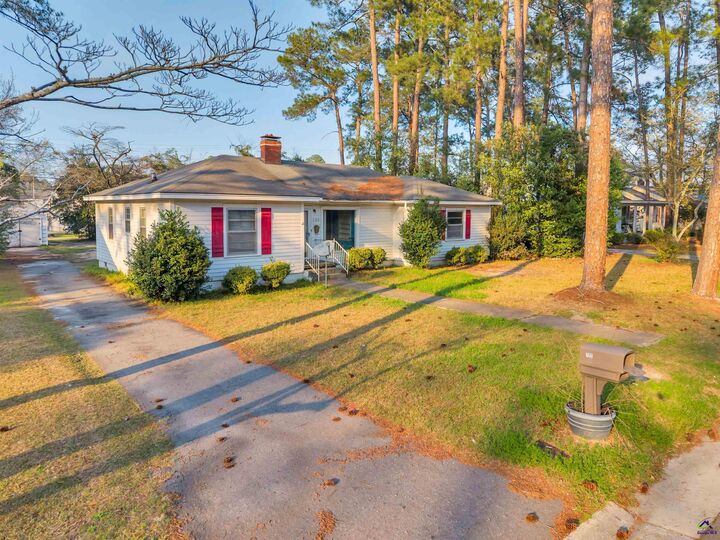 Property Photo:  715 E 17th Avenue  GA 31015 