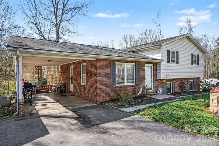 Property Photo: 5069 W Piedmont Circle NC 28613