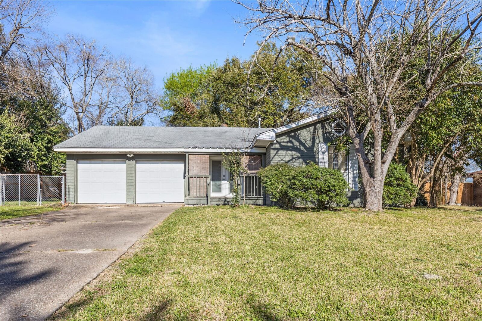 Property Photo: 413 Far Hills Lane TX 77320