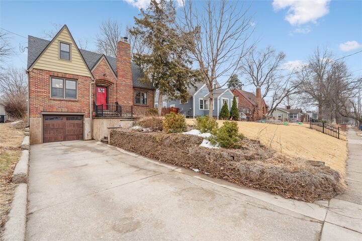 Property Photo:  2207 39th Street  IA 50310 