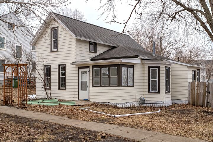 Property Photo:  422 Crawford Street  IA 50036 