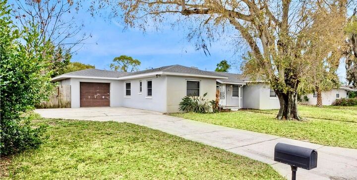 Property Photo: 716 Avenue I NE FL 33881