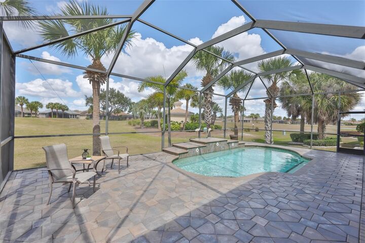 Property Photo:  1049 Regal Manor Way  FL 33573 