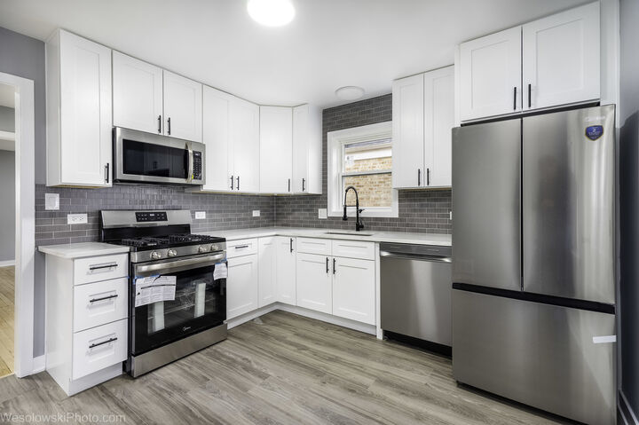 Property Photo: 2504 Leyden Avenue IL 60171