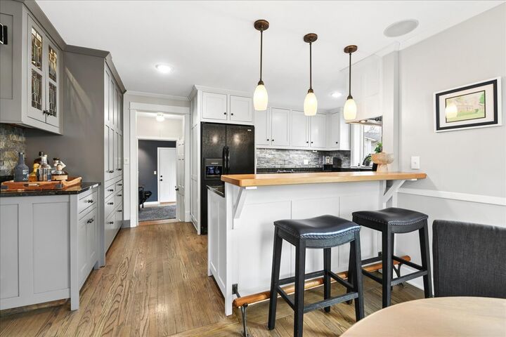 Property Photo:  1334 S 5th Street  IL 60174 