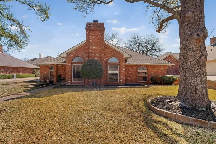 Property Photo: 1110 Shady Oak Trail TX 76063