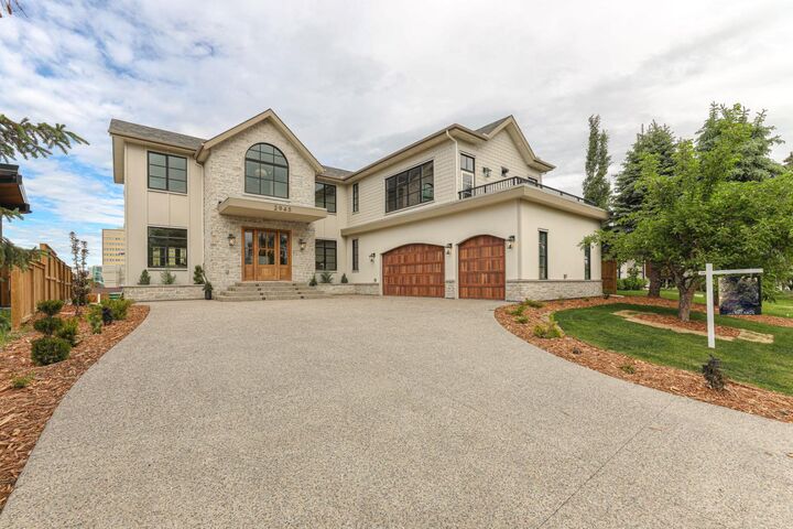 Property Photo:  2945 Toronto Crescent NW  AB T2N 3W4 
