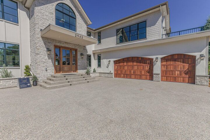 Property Photo:  2945 Toronto Crescent NW  AB T2N 3W4 