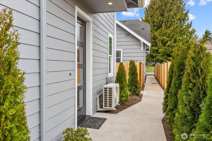 Property Photo:  2217  Hoyt Avenue B  WA 98201 