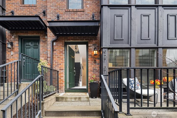 Property Photo:  927 W McGraw Street 37  WA 98119 