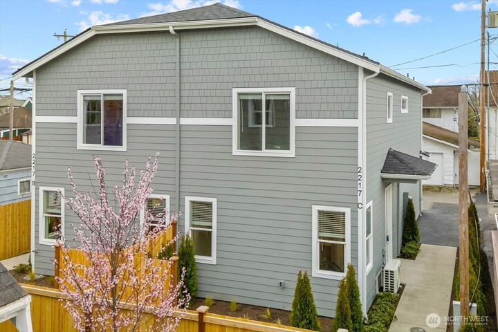 Property Photo:  2217  Hoyt Avenue B  WA 98201 