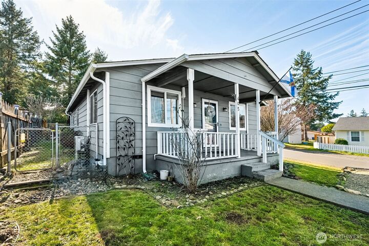 Property Photo:  405 E Bellevue Avenue  WA 98584 