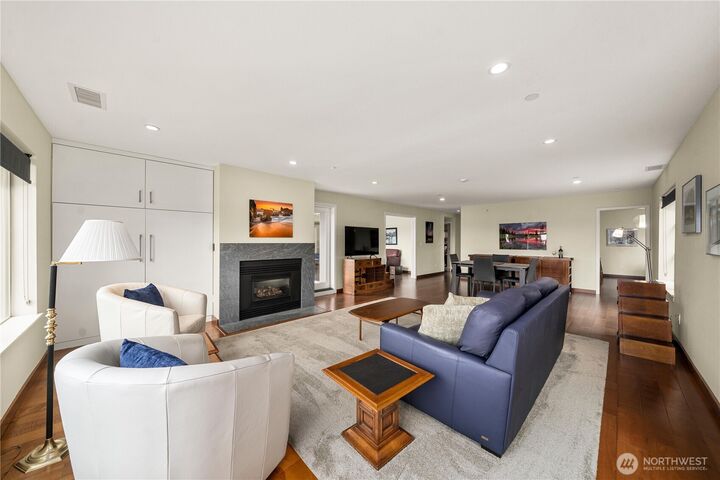 Property Photo:  11122 NE 41st Drive 31  WA 98033 