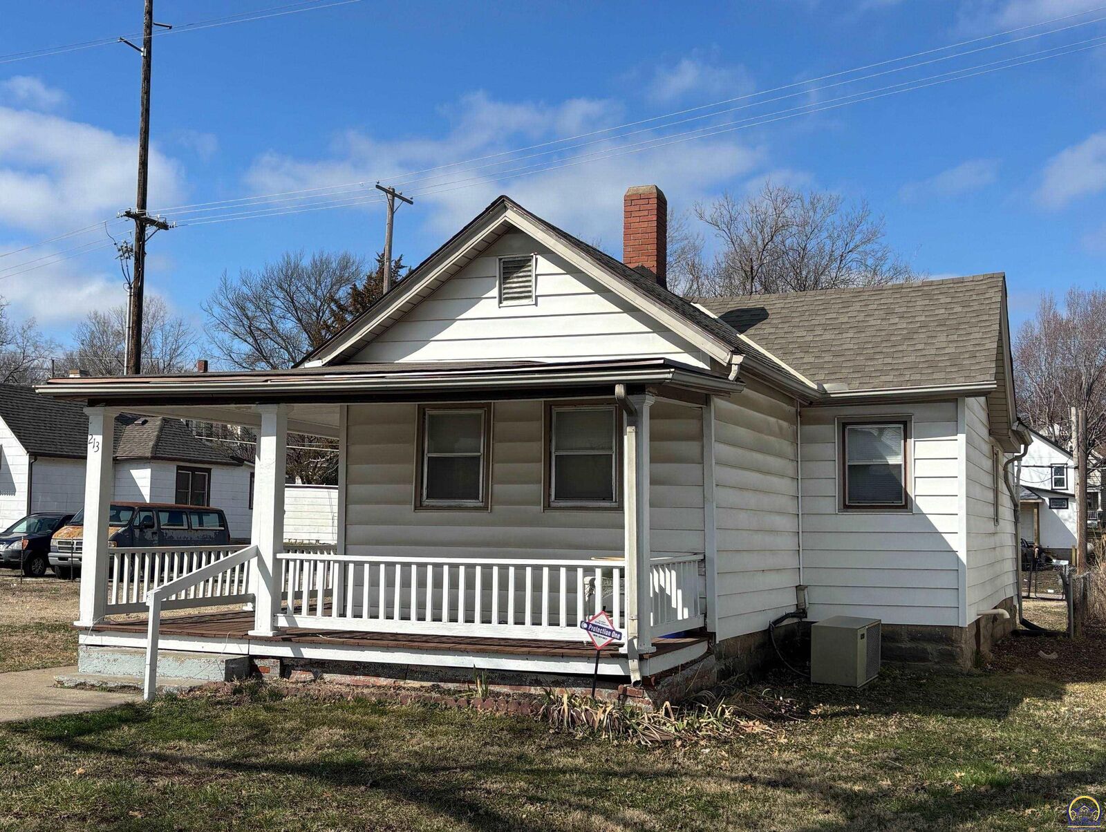 Property Photo:  213 SW Van Buren St  KS 66603 