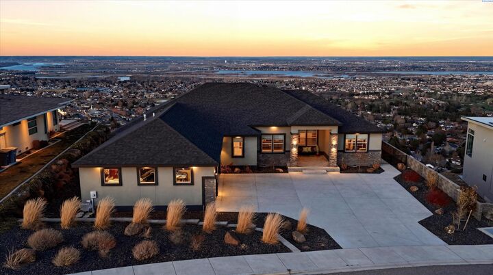 Property Photo:  2508 Falconcrest Loop  WA 99352 