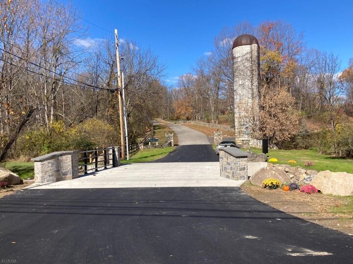 Property Photo:  2 Vernon View Dr West  NJ 07418 