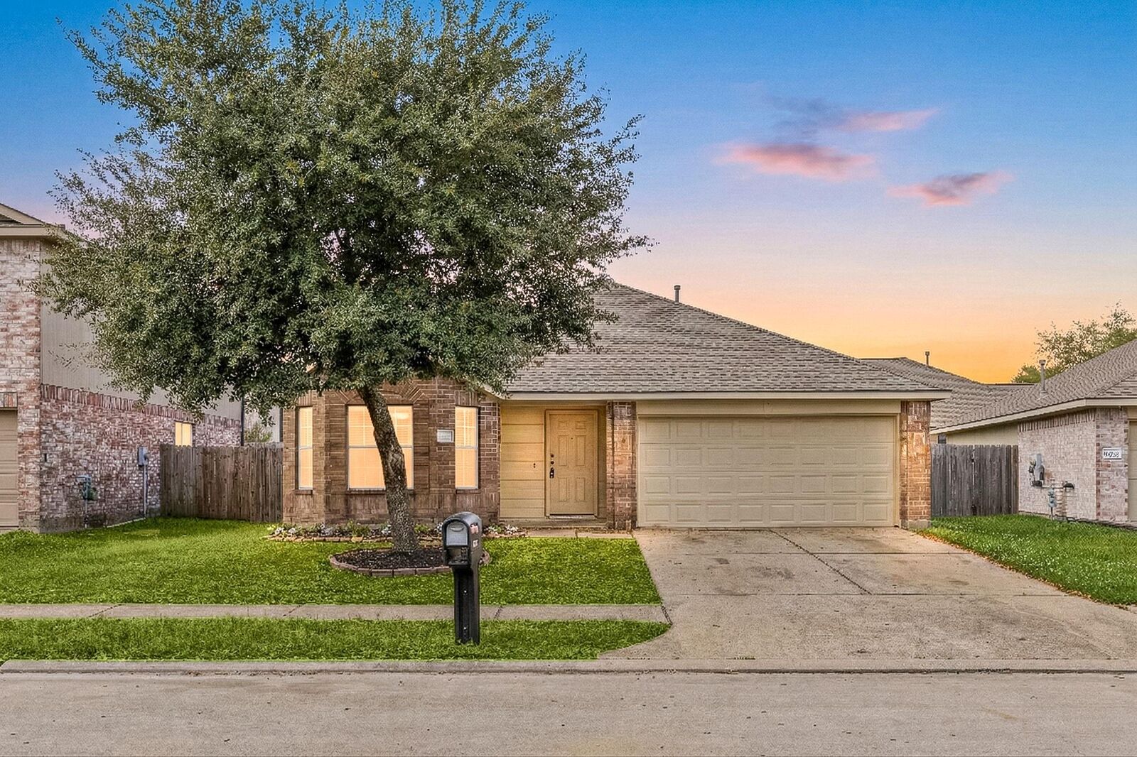 Property Photo: 29123 Foxingham Circle TX 77386