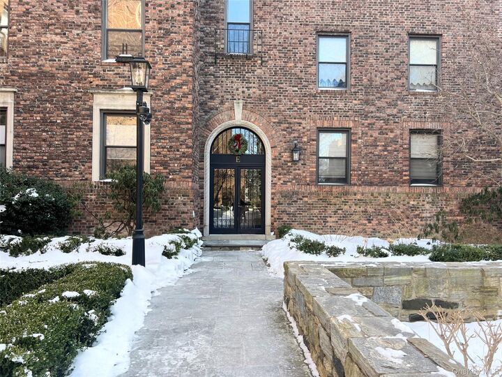 Property Photo:  64 Sagamore Road E6  NY 10708 