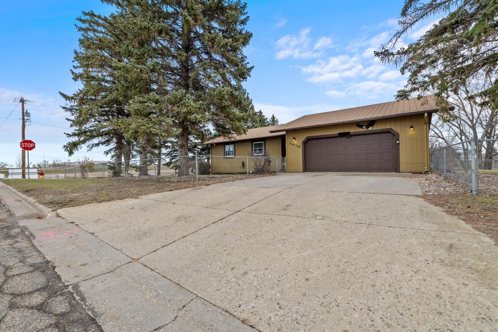 Property Photo: 1410 1st St NE ND 58703