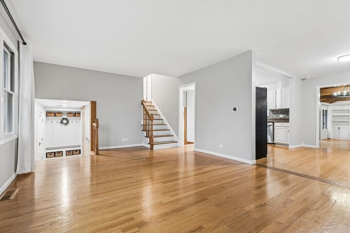 Property Photo:  195 E Oak Glen Drive  IL 60103 