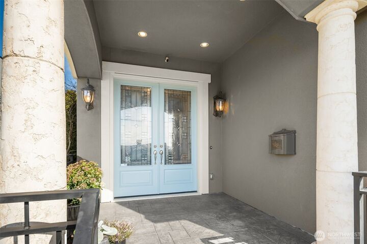 Property Photo:  410  8th Avenue W  WA 98033 