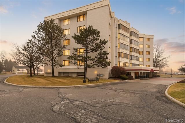 Property Photo:  43100 12 Oaks Crescent Drive 2033  MI 48377 