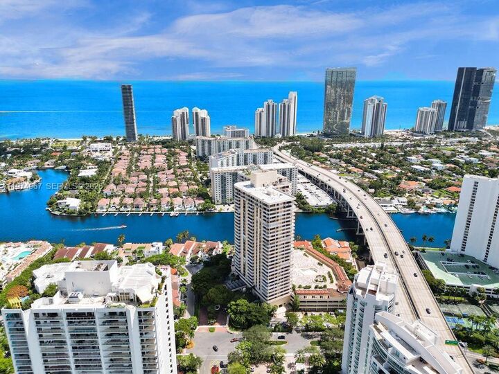 Property Photo:  19355 Turnberry Way 17C  FL 33180 