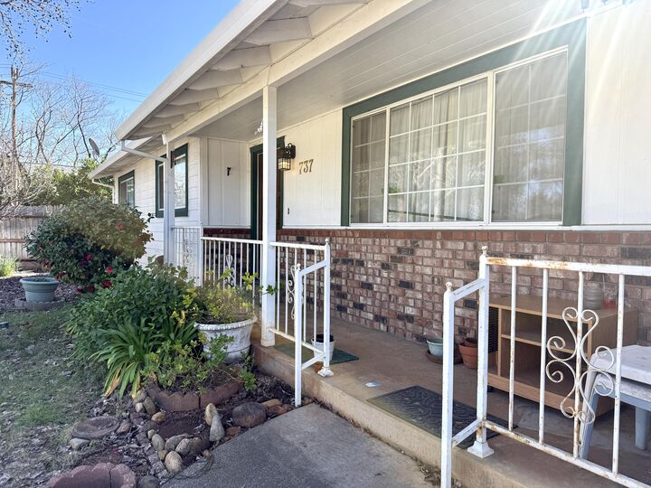 Property Photo:  737 Estate Street  CA 96002 