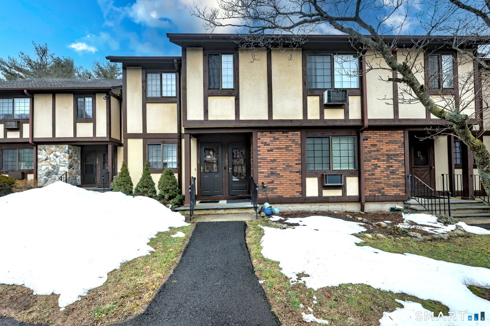 Property Photo:  110 Foxwood Close 110  CT 06461 