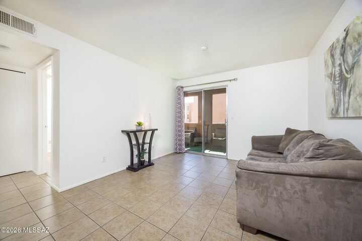 Property Photo:  1810 E Blacklidge Drive 112  AZ 85719 