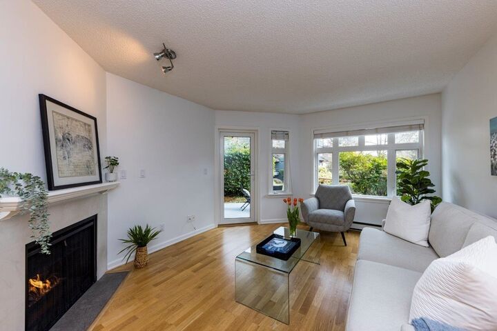 Property Photo:  2800 Chesterfield Avenue 201  BC V7N 4M1 