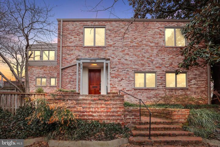 Property Photo:  416 6th Street SE  DC 20003 