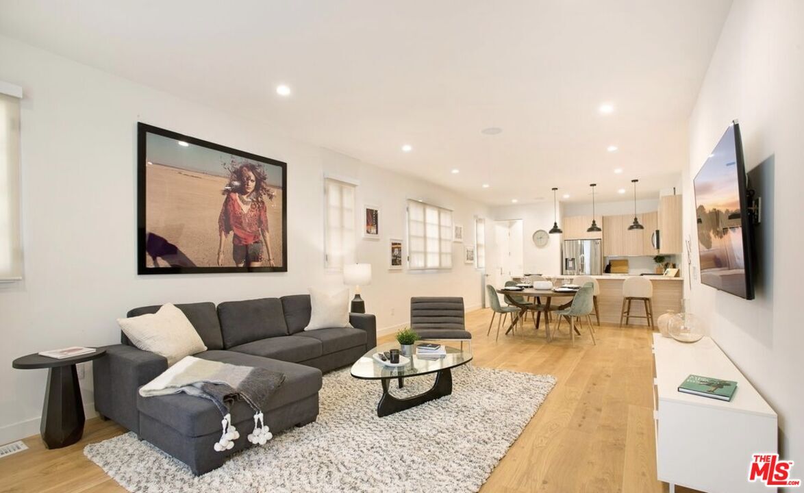 Property Photo:  337 N Spaulding Ave  CA 90036 