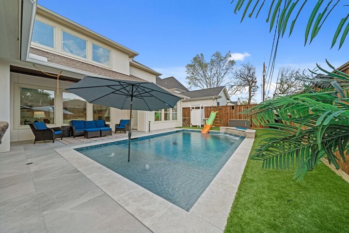 Property Photo:  1835 Hewitt Drive  TX 77018 