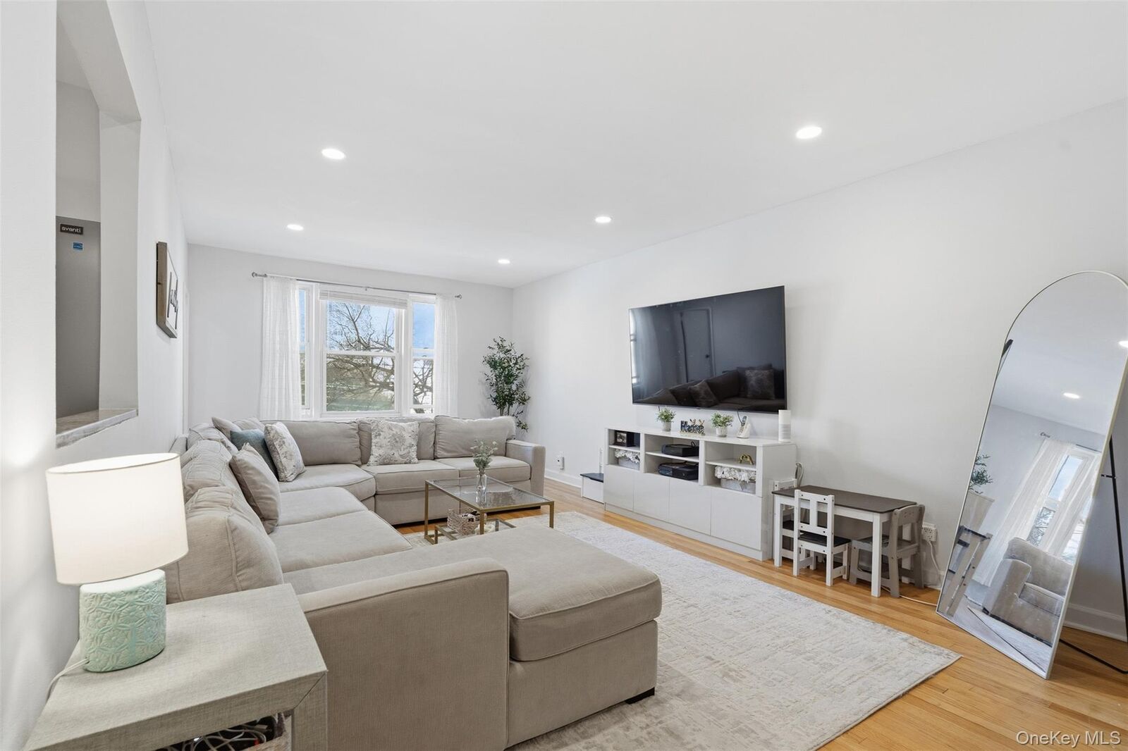 Property Photo:  101 Old Mamaroneck Road 1C5  NY 10605 