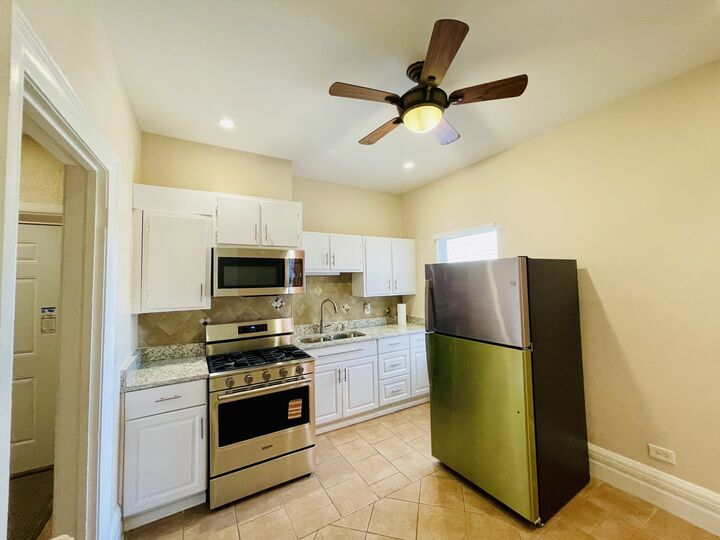 Property Photo:  72 N 4th Street 4  IL 60505 
