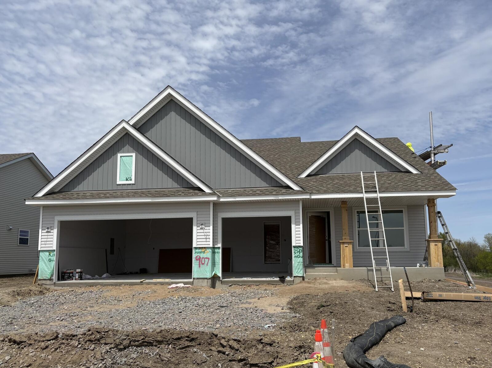 Property Photo:  907 Harvest Trail  MN 55313 