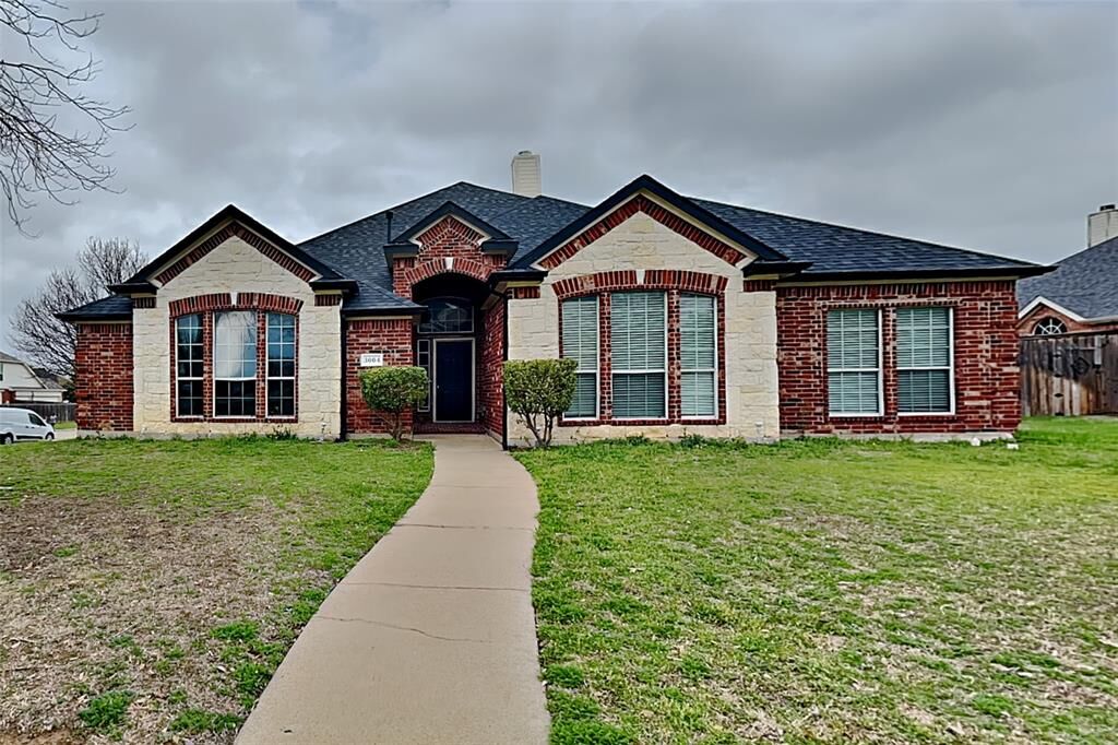 Property Photo: 3004 Saint Bartholomew Drive TX 76063