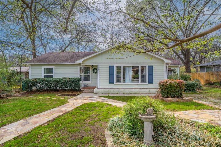 Property Photo:  2107 Preston Place  TX 76209 