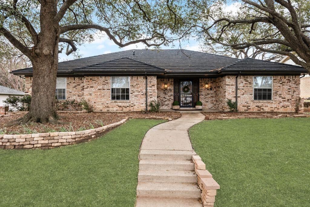 Property Photo: 409 Circleview N TX 76054