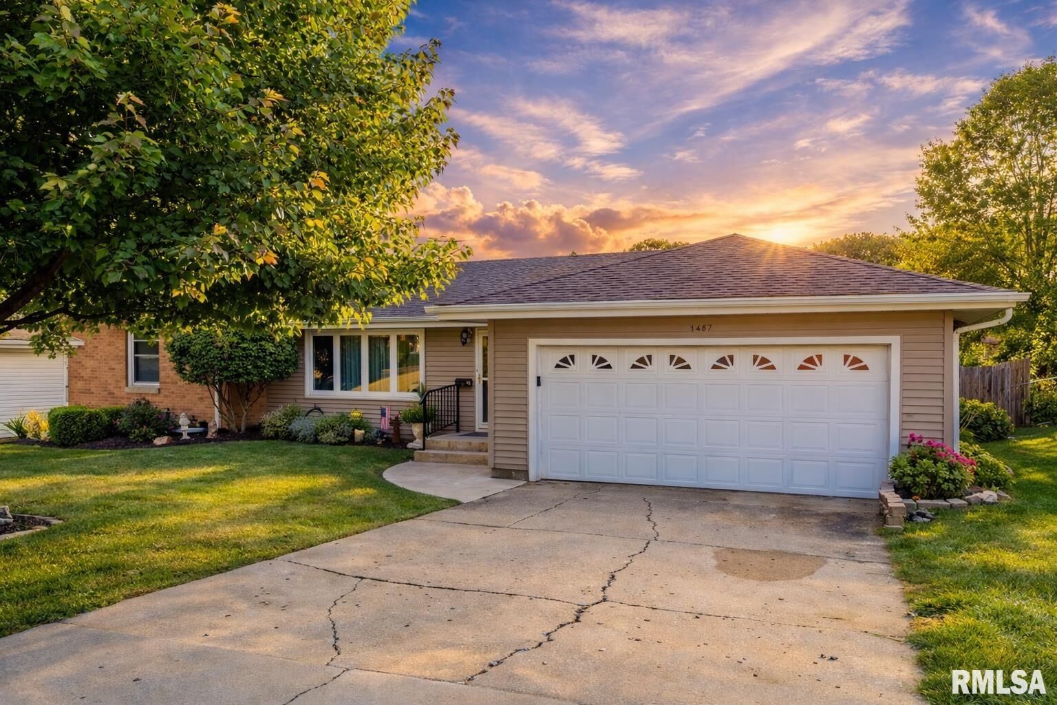 Property Photo: 4621 N Woodview Avenue IL 61614