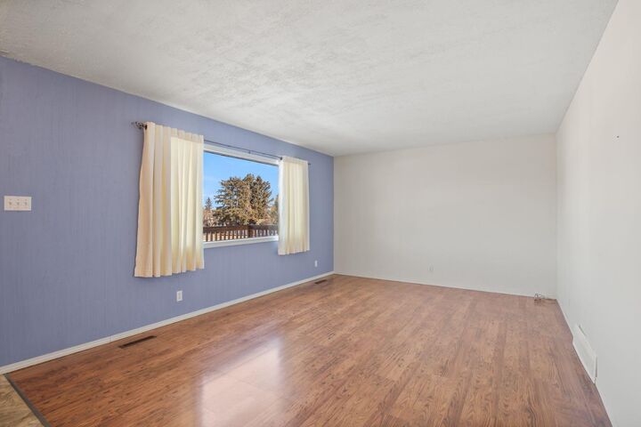 Photo de la propriété:  4807 45 Street  AB T4G 1M8 