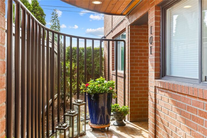 Property Photo:  311 S 2nd Street 101  WA 98033 